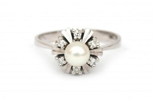 An 14 karat white gold ring with Akoya pearl and diamond