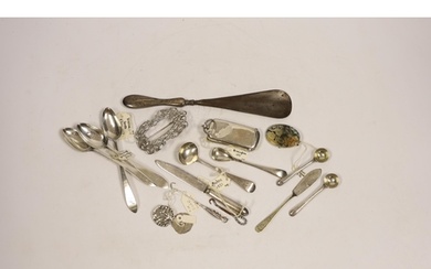 An Edwardian silver combination vesta and sovereign case (a....