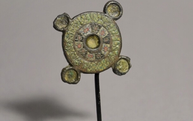Application Millefiori Romain, 3e siècle après J.-C. Bronze / Verre, L = 3.3 cm (1...