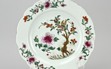 Assiette en porcelaine verte de famille chinoise du 18e siècle à décor de jardins et...