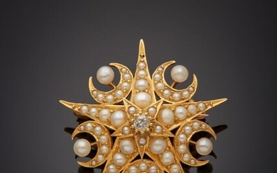 BROCHE "étoile et croissants de lune" en or jaune (750‰) ajouré, orné de perles boutons...