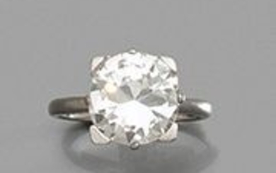 Bague en platine (850), ornée d'un diamant demi-taille en serti griffe.Poids du diamant : 4.01...