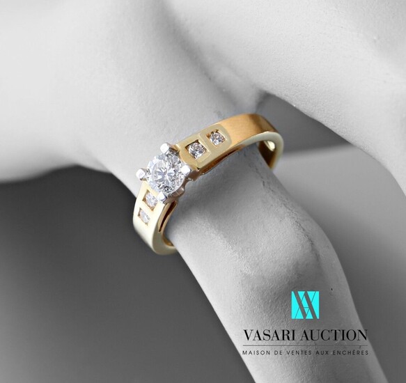Bague en or jaune 750 millièmes, anneau plat... - Lot 72 - Vasari Auction