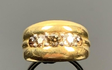 Bague en or jaune ornée de diamants anciens, certains fortement colorés.