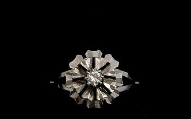 Bague solitaire en or gris 18K (750°/00) ornée d’un diamant rond taillé en brillant moderne...