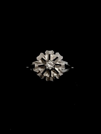 Bague solitaire en or gris 18K (750°/00) ornée d’un diamant rond taillé en brillant moderne...
