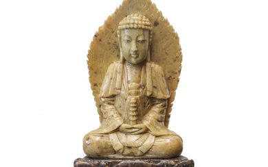 Bouddha en pierre de savon, 20ème siècle cm.14 base cm.9