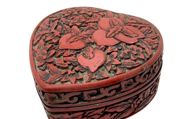 Box in heart-shaped lacquer, black interior and