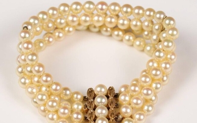 Bracelet 4 rows of pearls (D: 5 to 7 mm) and yellow gold (750) with safety chain. Gross weight : 39,3 gr