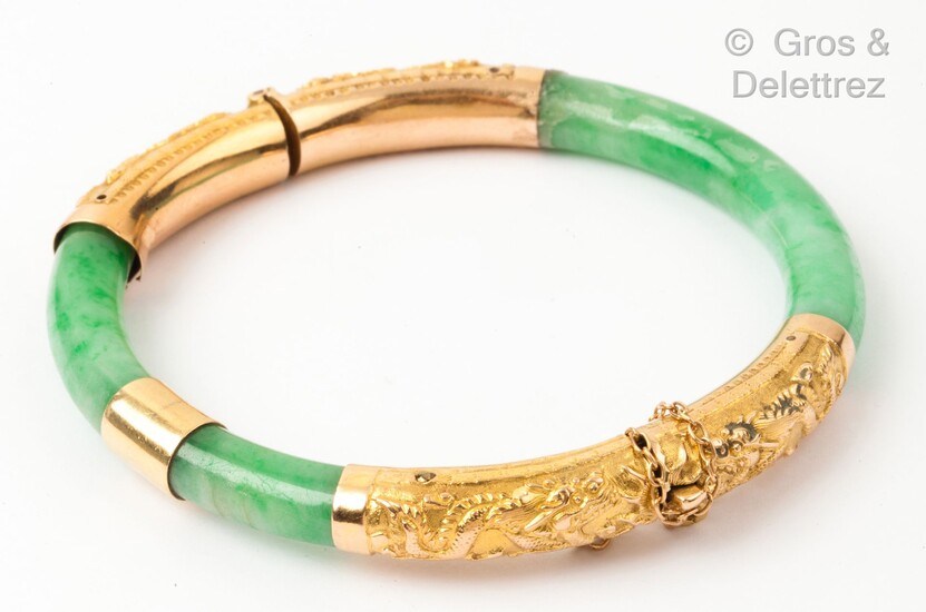 Bracelet « Jonc » composé de jades jadéites... - Lot 72 - Gros & Delettrez