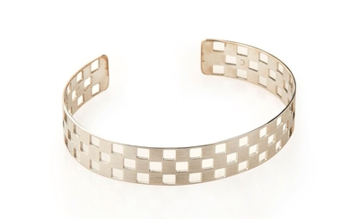 Bracelet demi jonc semi rigide ajouré en or gris 18K (750/°°), stylisant un damier. Poids...