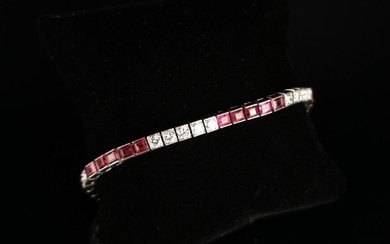 Bracelet ligne en platine orné de diamants... - Lot 172 - Métayer-Mermoz Maison de Ventes aux Enchères Paris