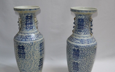 CHINE Deux vases pouvant former paire en porcelaine à décor en camaïeu bleu banc de...
