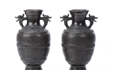 CHINE - Paire de vases en bronze à patine brune, anses à têtes de dragons, quatre frises de Taotie, époque Qing