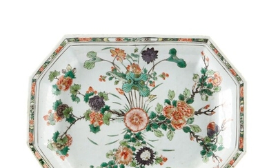 CHINE Plat long octogonal en porcelaine à décor aux émaux verts et or de fleurs....