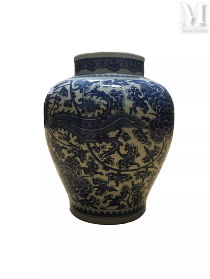 *CHINE, XVIIIe-XIXe siècle Jarre en porcelaine