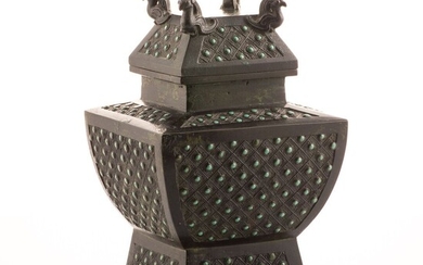 CHINE, période Ming Vase couvert en bronze de type fanghu quadrangulaire, à paroi évasée sur...