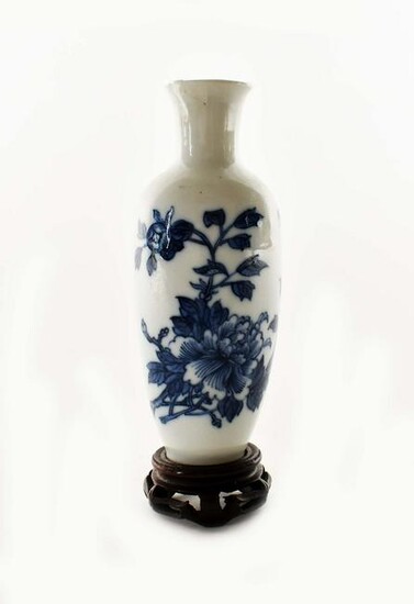 CHINESE BLUE AND WHITE PORCELAIN CABINET VASE