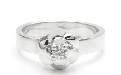 Chanel Camélia white gold ring