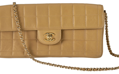 Chanel, sac baguette à rabat en cuir beige matelassé, bandoulière chaînette, carte d’authenticité, housse, 13x25 cm