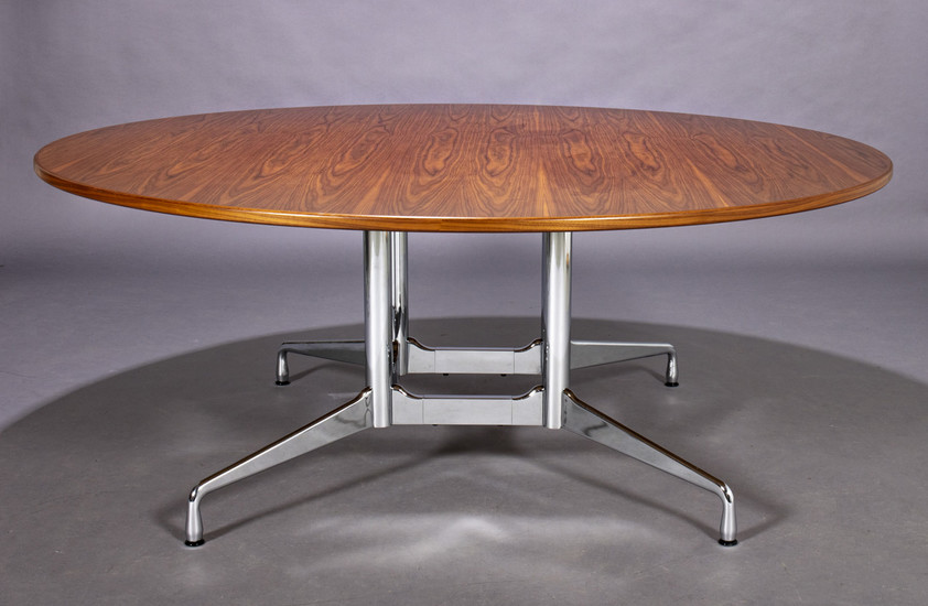 vrouw Partina City Marine Charles Eames. Round table, 'Segmented Table', walnut, Ø 183 cm at auction  | LOT-ART