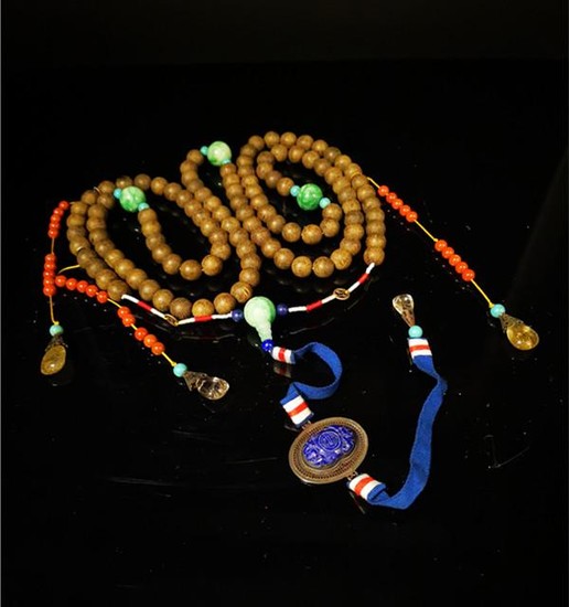 Chinese Chenxiang Court Necklace