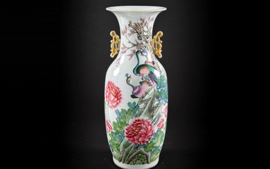 Chinese vaas uit de Republiek-periode in porselein met een polychroom decor met...