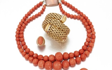 Collection of coral Jewels and a gold bracelet (Collezione di gioielli in corallo e un bracciale in oro)