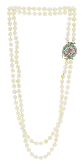 Collier deux rangs de perles de culture blanches (diam. 7.5 - 7.9 mm), fermoir rosace or gis 750 serti de rubis et d'émeraudes taille rond