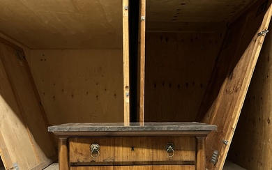 Commode en bois de placage ouvrant par trois tiroirs. Montants à colonnes et pieds griffus....