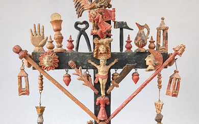Croix de marinier en bois polychrome à motifs... - Lot 217 - Richard Maison de ventes