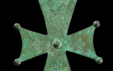 Croix en bronze avec des ronds. Byzantine moyen, 10e - 12e siècle après J.-C. 15,5cm...