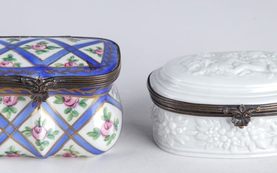 Deux boîtes à couvercle vers 1900, ,- boîte à couvercle, ovale, porcelaine blanche, émaillée, décor...