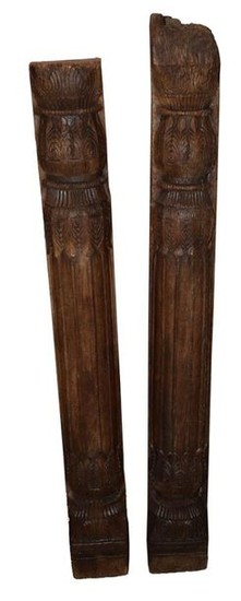 Deux colonnes de chapiteau en bois sculpté H...