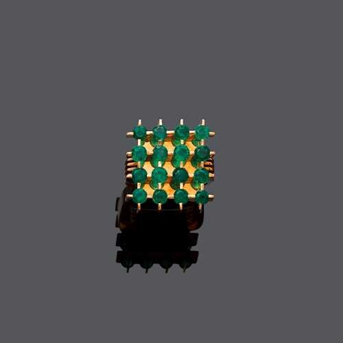 EMERALD AND GOLD RING, ca. 1970.