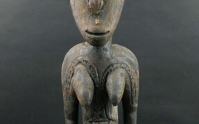 Figure ancestrale en bois avec ancienne patine et marques d'usages. Elle est présentée nue debout,...
