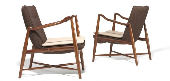 Finn Juhl: “The Westermann Fireplace Chair”. A pair of very rare armchairs with Cuban mahogany frame, cross-stretchers of Oregon pine. Made by Niels Vodder. (2)