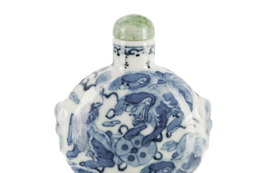 Flacon à priser en porcelaine, Chine, XXe s., décor en bleu de chiens de Fô, h. 9 cm