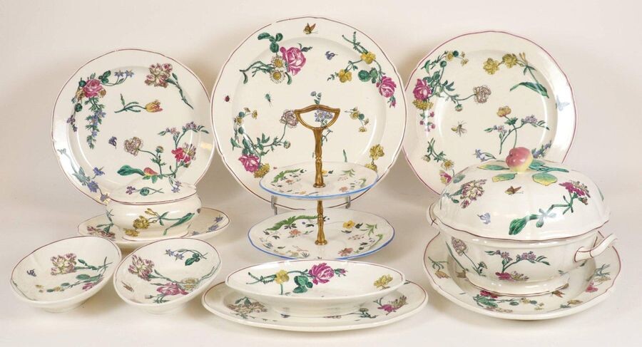 Gien earthenware dinner service part comprising: 1 tureen, 3 round dishes, 2 oval dishes, 3 bowls, 1 sauce boat and 1 display stand