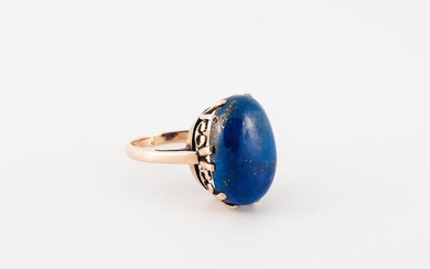 Gold ring 375 °/°°° decorated with a lapis lazuli cabochon....