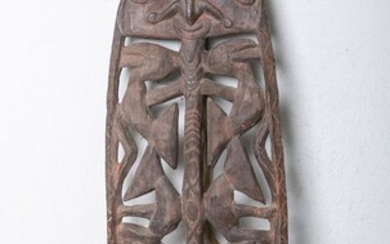 Grand bouclier de combat (Océanie, Papouasie-Nouvelle-Guinée, âge inconnu), probablement en bois de mangrove, forme ovale...