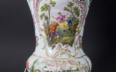 Große Prunkvase mit Watteau-Szenen als Lampe / A large splendid vase as lamp, Meissen, Mitte...