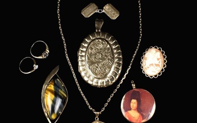 Groupe de bijoux : Deux petites bagues de dame en or, l'une avec un saphir,...