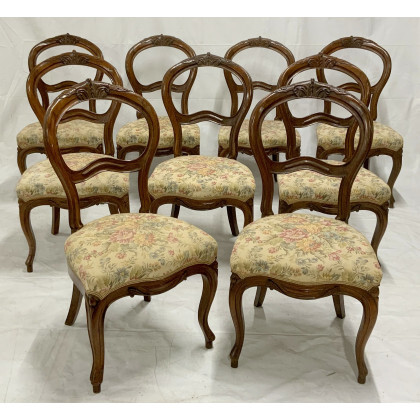 Gruppo di diciotto sedie in noce intagliato con schienali a giorno, gambe e fasce mosse (difetti, mancanze e lievi differenze)