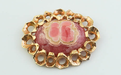 HAND-CRAFTED YELLOW GOLD MOUNTED PINK AGATE OVAL BROOCH/PENDANT. Horizontally-set oval...