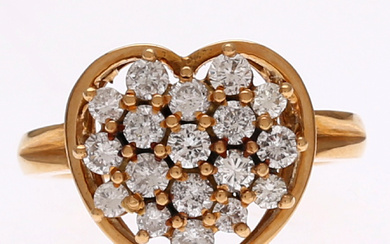 Heart-shaped diamonds pavé ring.