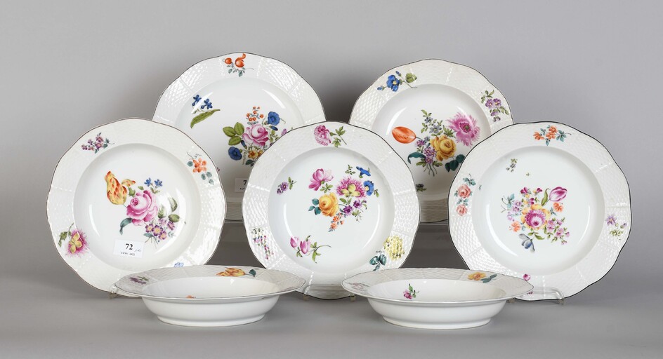Herend Six assiettes à potage en porcelaine à décor floral polychrome et bord imitant la...