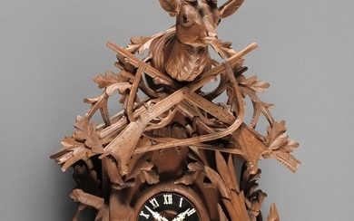 Horloge à coucou surdimensionnée Forêt-Noire, 20e siècle, bois de tilleul sculpté, horloge murale très richement...