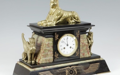Horloge de bureau "Retour à Egipte" ; France, 1870-1900. Marbre noir, onyx et bronze. Mesures...