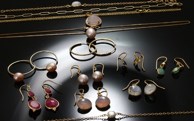 Jewelery set of gold-plated silver with pearls and precious stones (22)